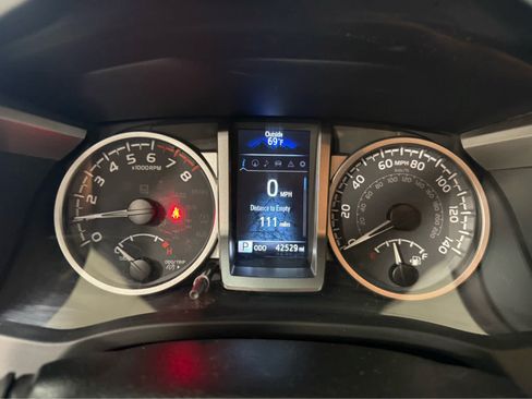 Used 2022 Toyota Tacoma SR5 AWD/4WD image 25