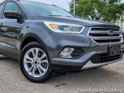 Used 2017 Ford Escape SE w/ Equipment Group 201A AWD/4WD image 3