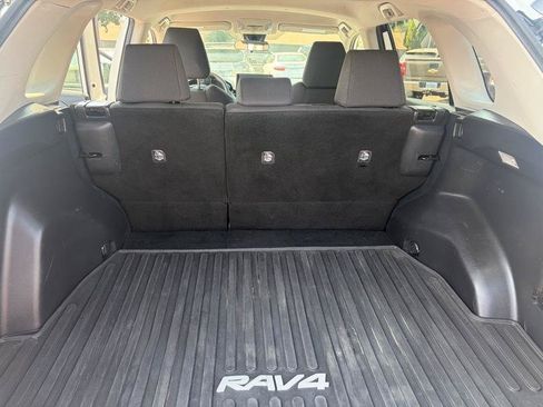 Used 2021 Toyota RAV4 LE AWD/4WD image 12