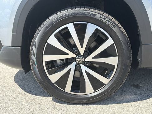 Certified 2023 Volkswagen Taos SE w/ Panoramic Sunroof Package AWD/4WD image 30