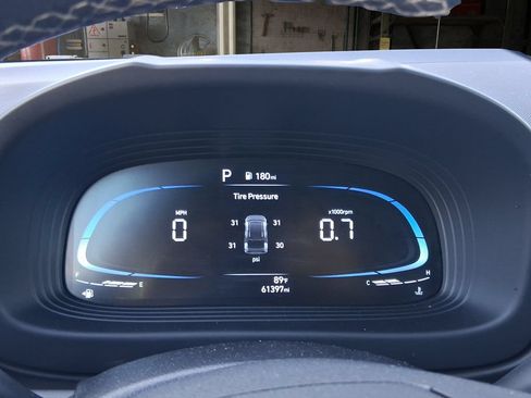 Used 2023 Hyundai Venue SEL FWD image 21