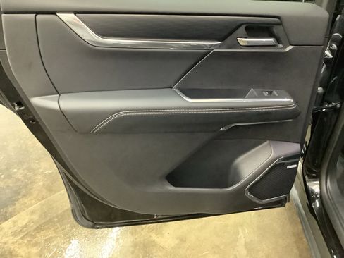 Used 2025 GMC Acadia Elevation image 25