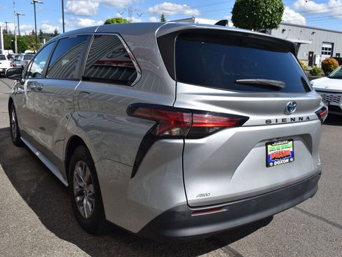 Used 2021 Toyota Sienna XLE AWD/4WD image 7