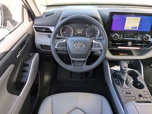 New 2026 Toyota Highlander XLE AWD/4WD image 16