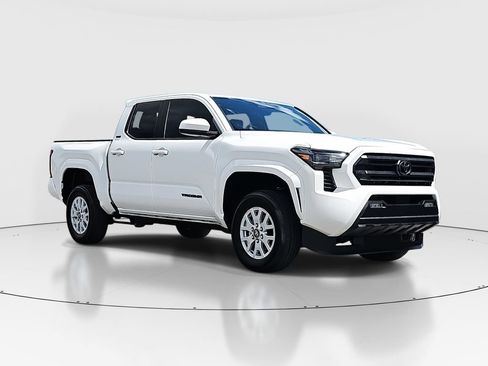 Certified 2024 Toyota Tacoma SR5 AWD/4WD image 3