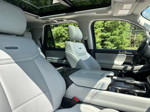 Used 2025 Ford Expedition Platinum w/ Driver's Package AWD/4WD image 17