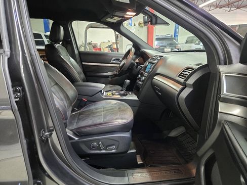 Used 2018 Ford Explorer XLT w/ Equipment Group 202A FWD image 22