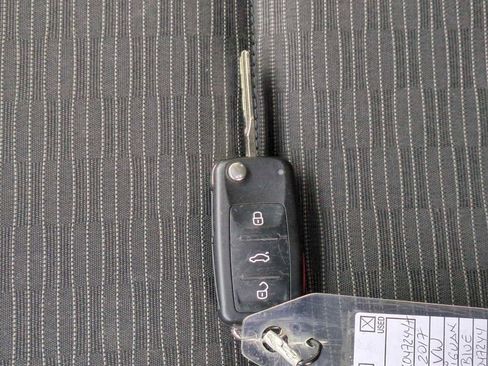 Used 2017 Volkswagen Tiguan Limited image 32