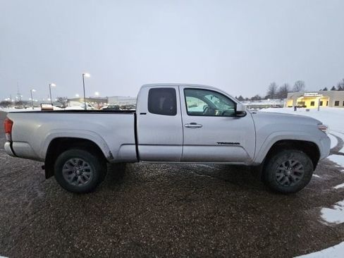 Used 2021 Toyota Tacoma SR5 w/ SR5 Appearance Package (SM) image 2