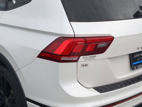 Used 2022 Volkswagen Tiguan SE R-Line image 12
