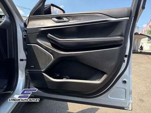 Used 2022 Jeep Grand Cherokee L Limited image 18