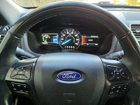 Used 2017 Ford Explorer XLT w/ Equipment Group 202A AWD/4WD image 28