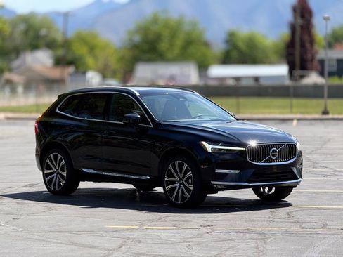 Used 2023 Volvo XC60 B5 Ultimate w/ Climate Package AWD/4WD image 3