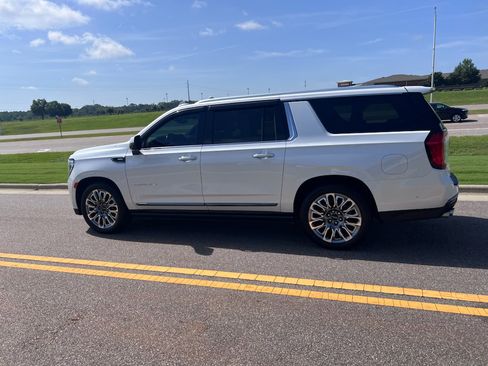 Used 2023 GMC Yukon XL Denali Ultimate AWD/4WD image 7