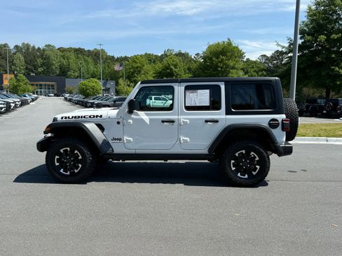 Used 2025 Jeep Wrangler Unlimited Rubicon AWD/4WD image 2