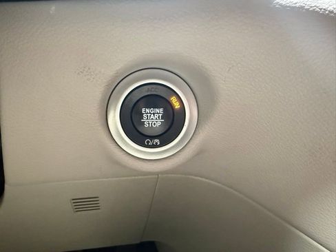 Used 2018 Chrysler Pacifica Touring-L FWD image 26