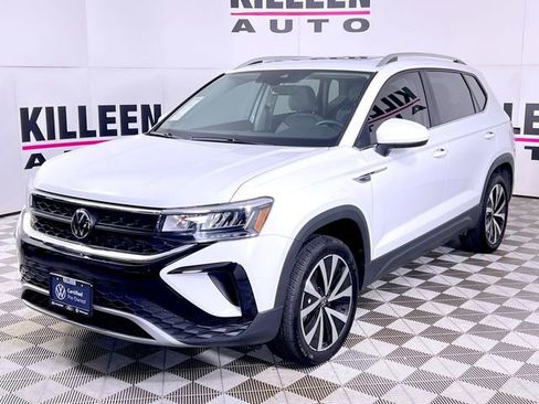 Used 2024 Volkswagen Taos SE image 3