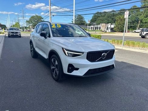Certified 2025 Volvo XC40 B5 Plus AWD/4WD image 6
