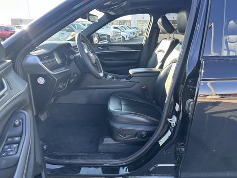 Used 2024 Jeep Grand Cherokee L Limited w/ Luxury Tech Group II image 2