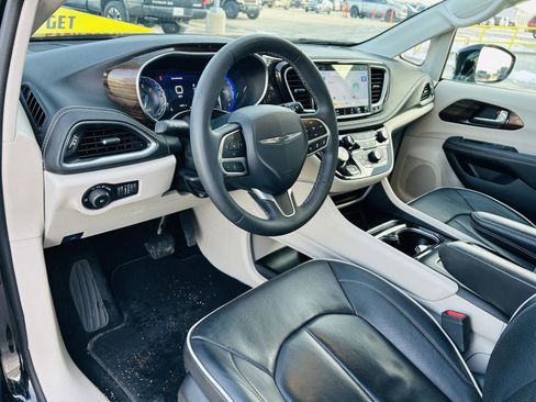 Used 2024 Chrysler Pacifica Limited image 17