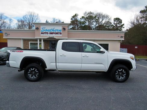 Used 2017 Toyota Tacoma TRD Off-Road image 6