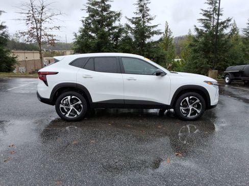 Certified 2024 Chevrolet Trax RS w/ Driver Confidence Package image 4