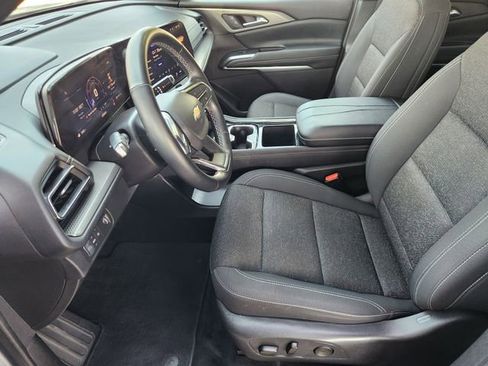 Used 2025 Chevrolet Traverse LT FWD image 13