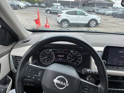 Used 2025 Nissan Rogue SV FWD image 29