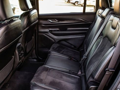 Used 2024 Jeep Grand Cherokee L Laredo image 34