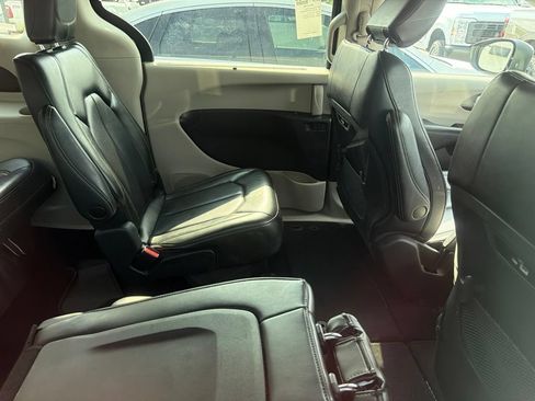 Used 2023 Chrysler Pacifica Touring-L FWD image 6