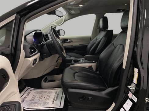 Used 2024 Chrysler Pacifica Touring-L image 26