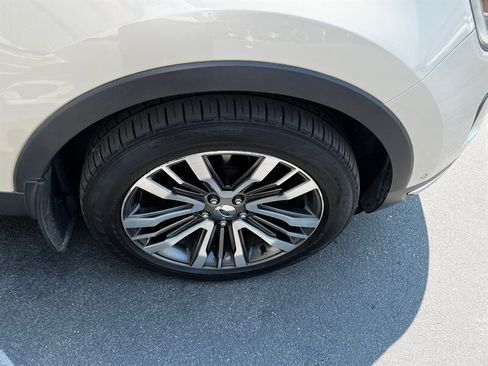 Used 2018 Ford Explorer Platinum AWD/4WD image 11