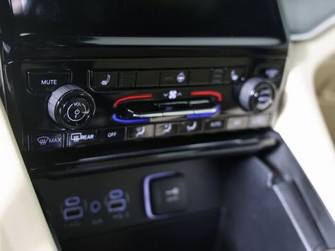 Used 2025 Jeep Grand Cherokee L Limited w/ Black Appearance Package image 17