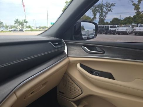 Used 2023 Jeep Grand Cherokee L Limited w/ Luxury Tech Group II RWD image 16