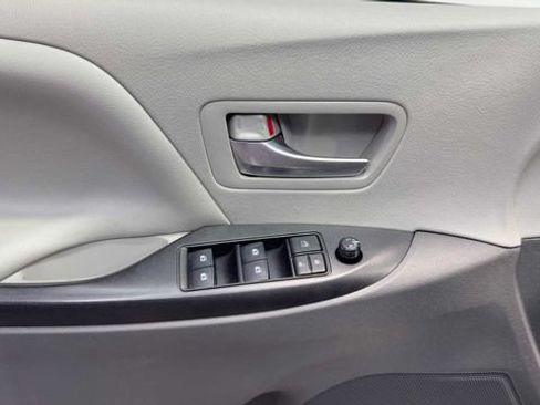 Used 2020 Toyota Sienna LE FWD image 21