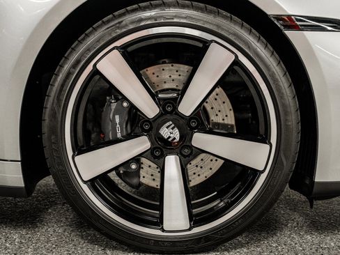 Used 2025 Porsche 911 Carrera RWD image 37