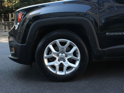 Used 2017 Jeep Renegade Latitude FWD image 10
