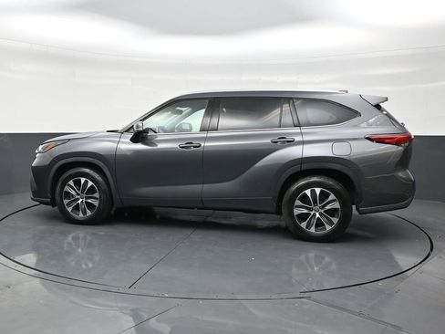 Used 2022 Toyota Highlander XLE FWD image 2