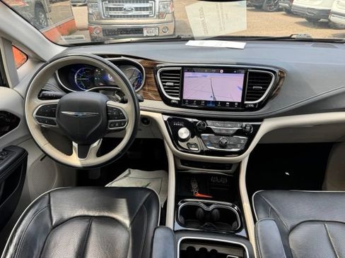 Used 2021 Chrysler Pacifica Limited w/ Uconnect Theater Family Group FWD image 19