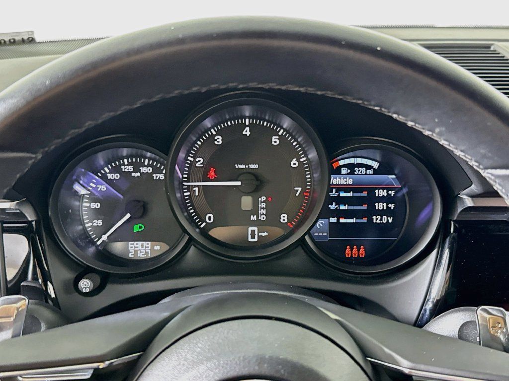 Certified 2025 Porsche Macan AWD/4WD image 13