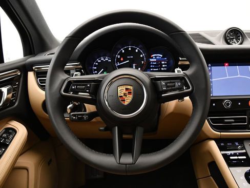 Used 2025 Porsche Macan image 21