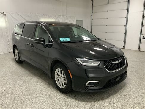 Used 2023 Chrysler Pacifica Touring-L FWD image 3