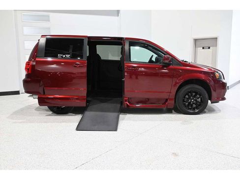 Used 2019 Dodge Grand Caravan SE FWD image 17