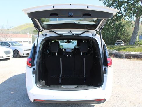 New 2026 Chrysler Pacifica Select image 11