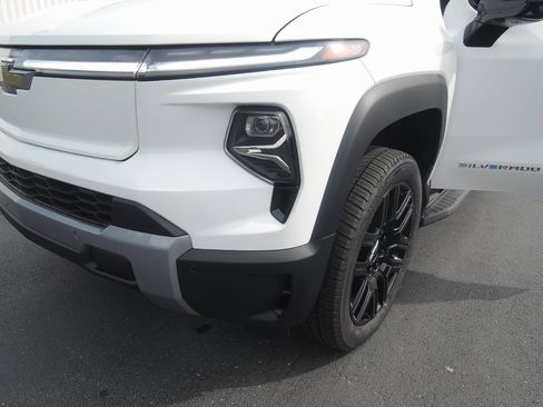 New 2025 Chevrolet Silverado EV LT image 40