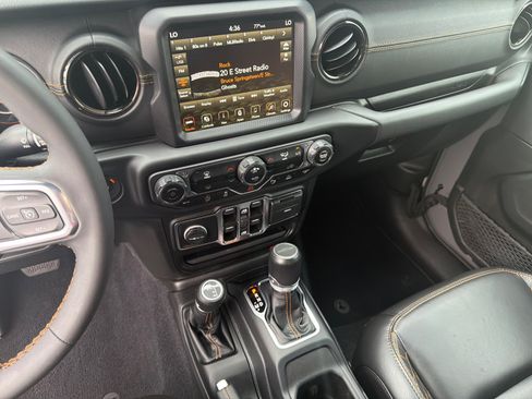 Used 2023 Jeep Gladiator Overland AWD/4WD image 28