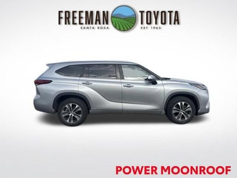Used 2023 Toyota Highlander XLE FWD image 4