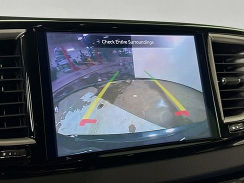 Used 2023 Chrysler Pacifica Touring-L image 13