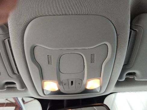 Used 2018 Jeep Renegade Altitude AWD/4WD image 24