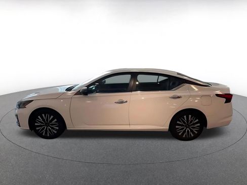 Used 2025 Nissan Altima 2.5 SV FWD image 10